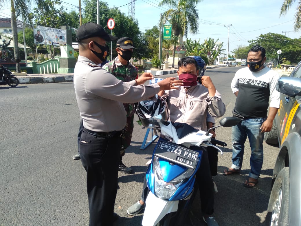 Giat Ops Yustisi Tiga Pilar Kecamatan Sindang Bagikan Masker Gratis