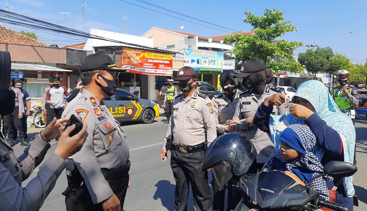 Polres Indramayu Polda Jabar, Gelar Gerakan Bagi 2,5 Juta Masker