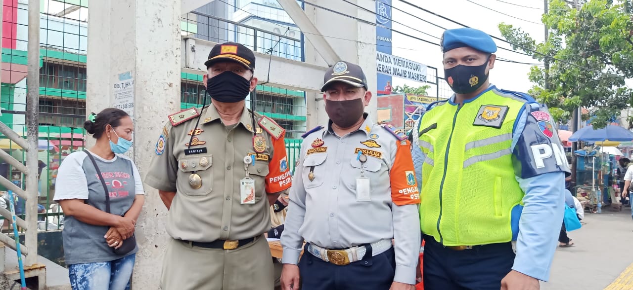 Satpol PP Gelar Razia Operasi Tertib Masker di Pasar Jatinegara, 14 Warga Terjaring