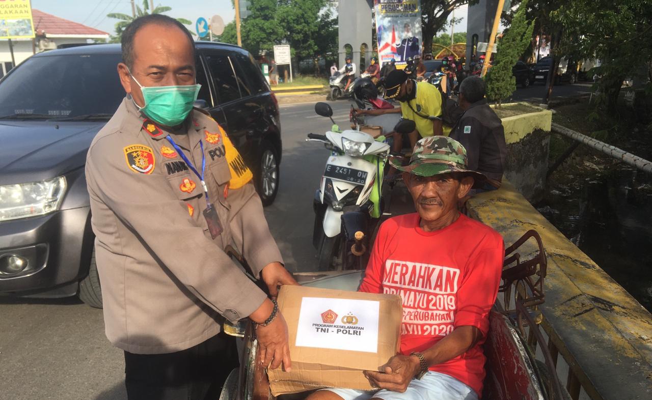 Wakapolres Indramayu Pimpin Pembagian 50 Paket Sembako Pada Tukang Ojeg