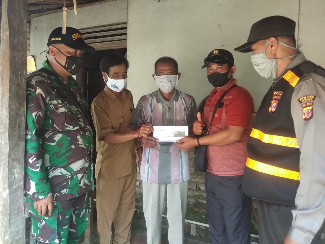 Jajaran Polsek Gabuswetan Kawal Pembagian BLT Desa Drunten kulon