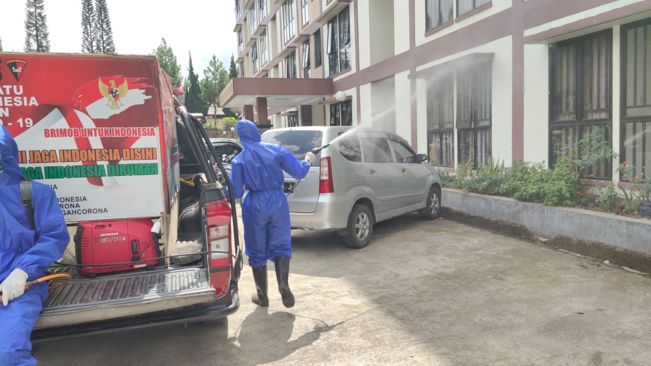 Cegah Covid-19, Sat  Brimob Polda Jabar Semprotkan Disinfektan di Lingkungan Asrama