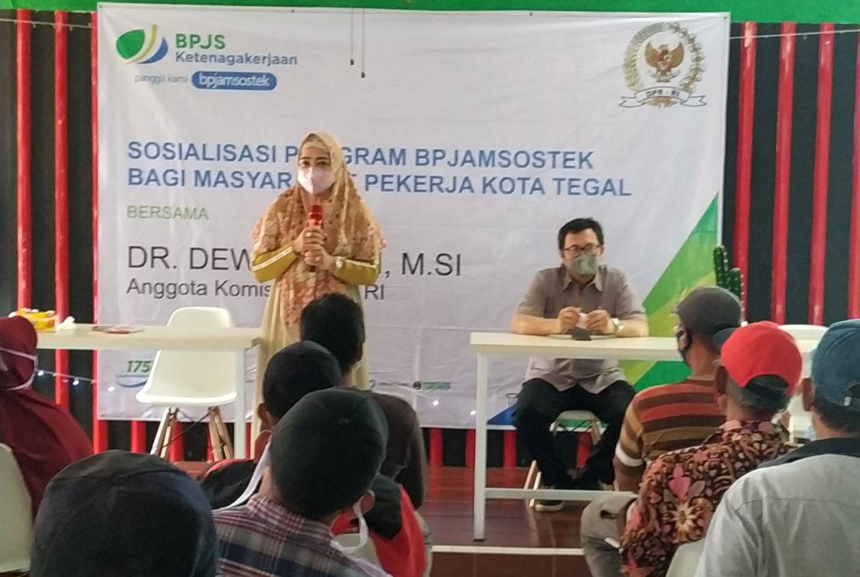 Dewi Aryani Berikan Bantuan Kartu BPJamsostek Gratis kepada 400 Orang Warga Tegal