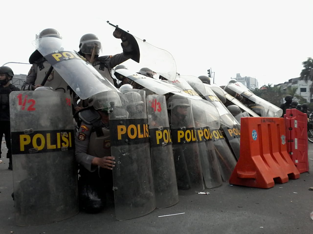 Diimbau Membubarkan Diri, Sekelompok Peserta Aksi Melempari Batu dan Botol ke Petugas