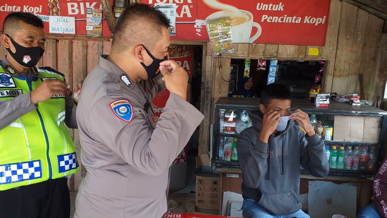 Tekan Penyebaran Virus Corona Bripka Saepudin Lakukan Patroli dan Bagikan Masker di Wilayah Binaannya