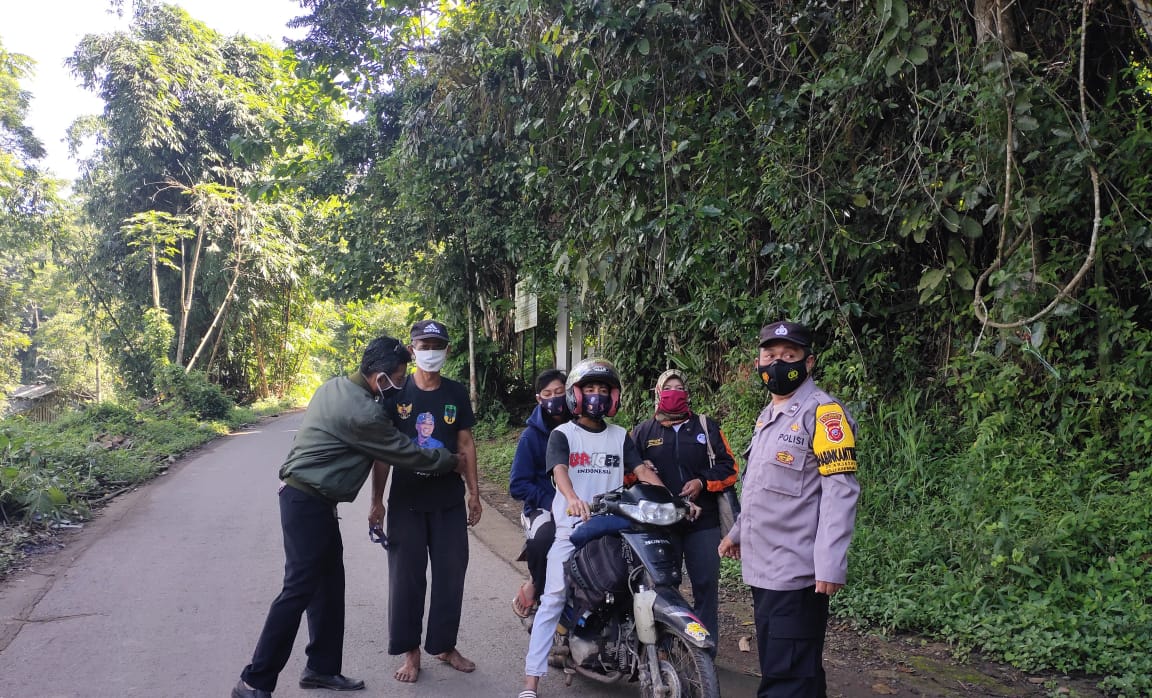 Kembali, Polsek Pamengpeuk Bersama Tim Gabungan Melaksanakan Ops Yustisi dan Bagikan Masker