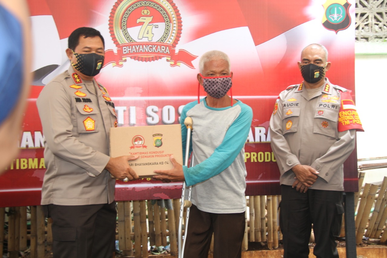Peringati Hari Bhayangkara, Kapolda Metro Jaya Beserta Jajaran Lakukan Bakti Sosial kepada Korban Kebakaran di Jakarta Barat
