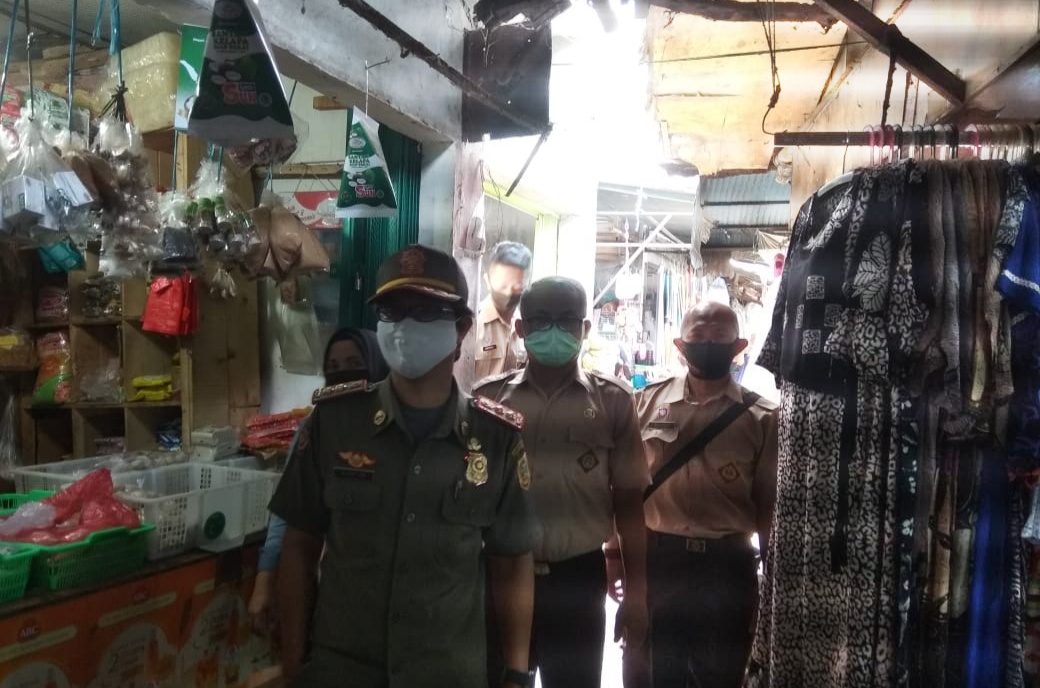 Personel Gabungan TNI, Polri dan Satpol P PP kecamatan Caringin Mengadakan Razia Masker