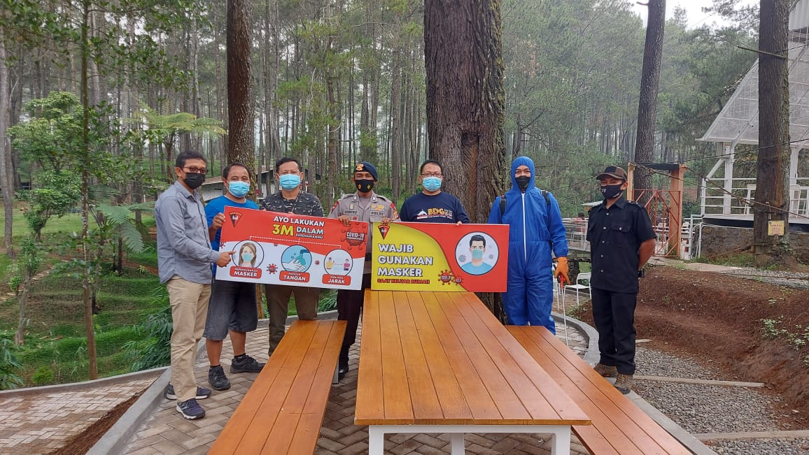 Sat Brimob Polda Jabar Himbau Prokes di Tempat Wisata