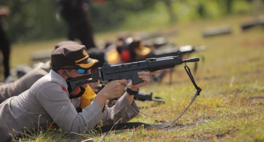 Anggota Polres Klaten Menggelar Latihan Menembak Bagi Anggotanya di Lapangan Tembak Desa Karangpakel Trucuk