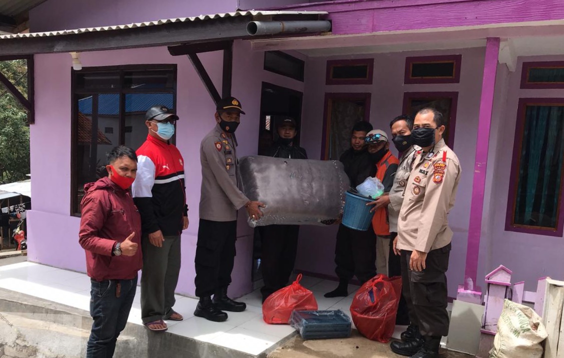 Jiwa Sosial Kapolsek Cikajang dan Anggota Dicurahkan Saat Membantu Pembuatan Rumah Untuk Banpol