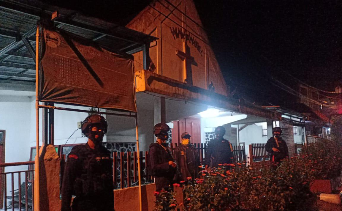 Personel Sat Brimob Polda Jabar Lakukan Patroli Dini Hari, Ops Lilin  Lodaya di Gereja Kristen Pasundan Cianjur