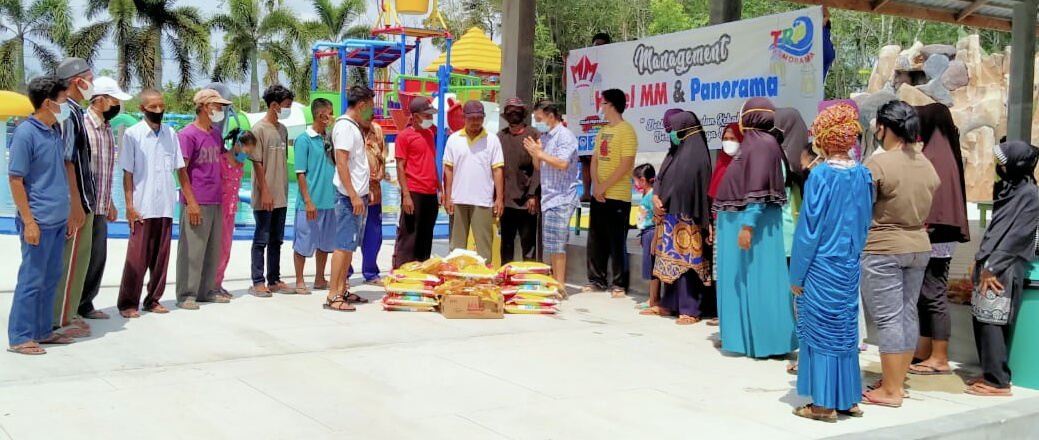 Surianto Pengusaha Asal Inhu Bagikan Paket Sembako Bagi Lansia yang Mau di Vaksinasi