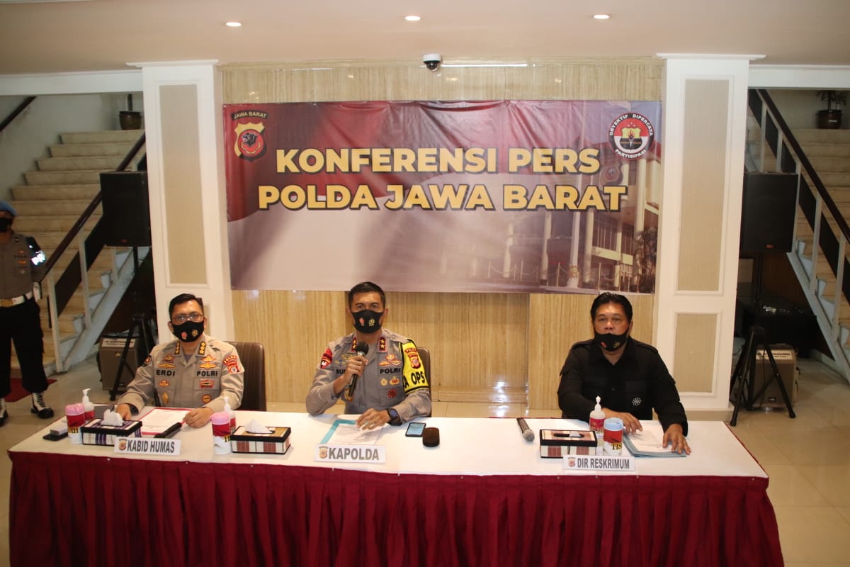 Polda Jabar Konferensi Pers Tindak Pidana Pelemparan Bom Molotop ke Sekretariat PAC PDIP CIleungsi Bogor