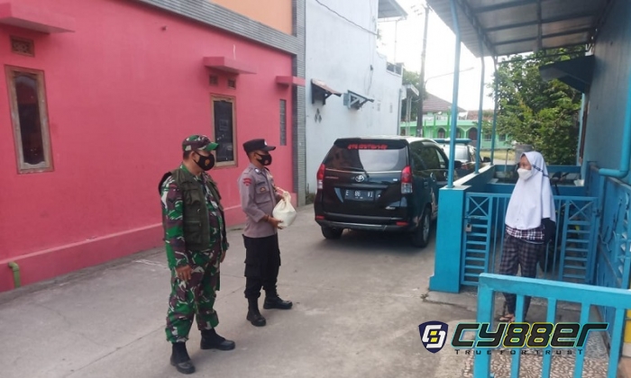 Polisi Berikan Sembako untuk Keluarga Pasien Covid-19 yang Isoman