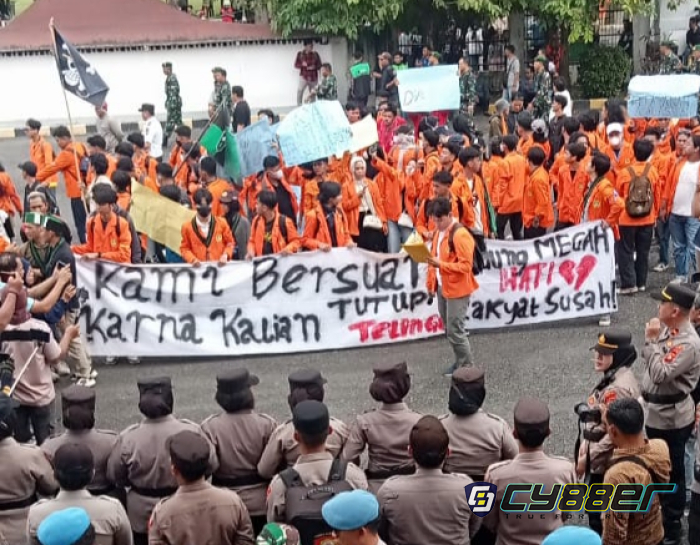 Aksi Ratusan Mahasiswa & Elemen Masyarakat UNRAS Di Halaman DPRD OKU