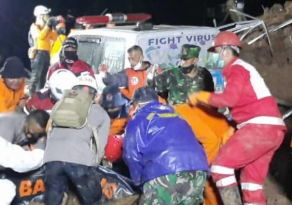 11 Orang Meninggal Dunia Akibat Longsor di Cimanggung, Sejumlah Warga dan Aparat Luka-Luka. Ini Datanya