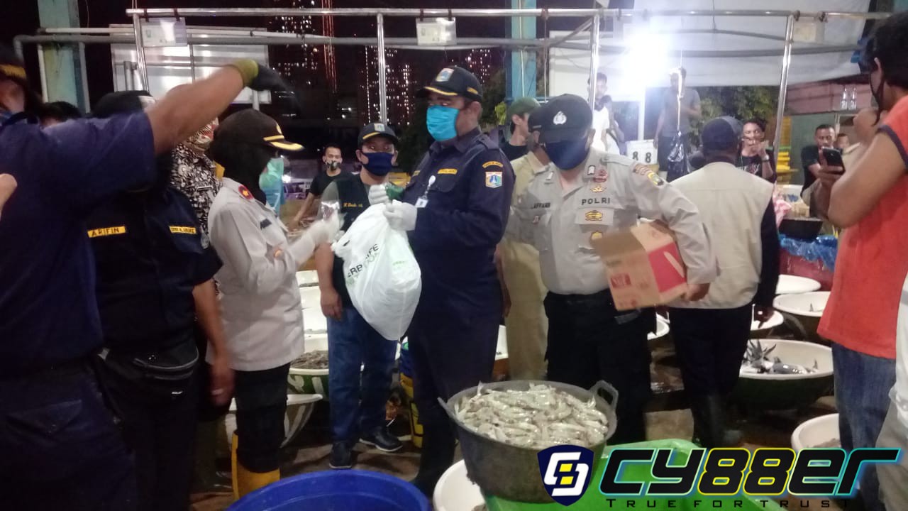 UPPP dan Polsek Sunda Kelapa Sidak dan Pemberian Masker Pada Pedagang Ikan di Pasar Grosir Muara Angke, Pluit Penjaringan Jakarta Utara