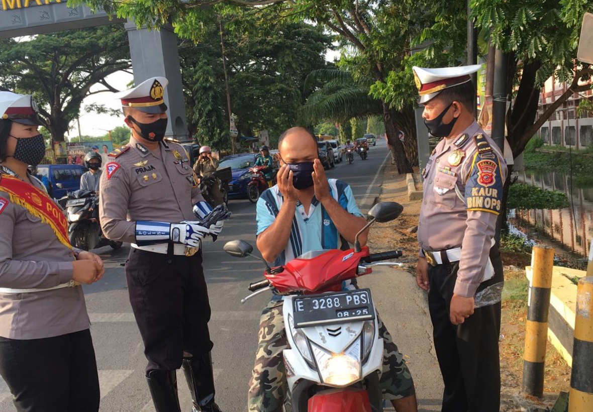 Putus Mata Rantai Covid-19, Sat Lantas Polres Indramayu Bagikan Masker