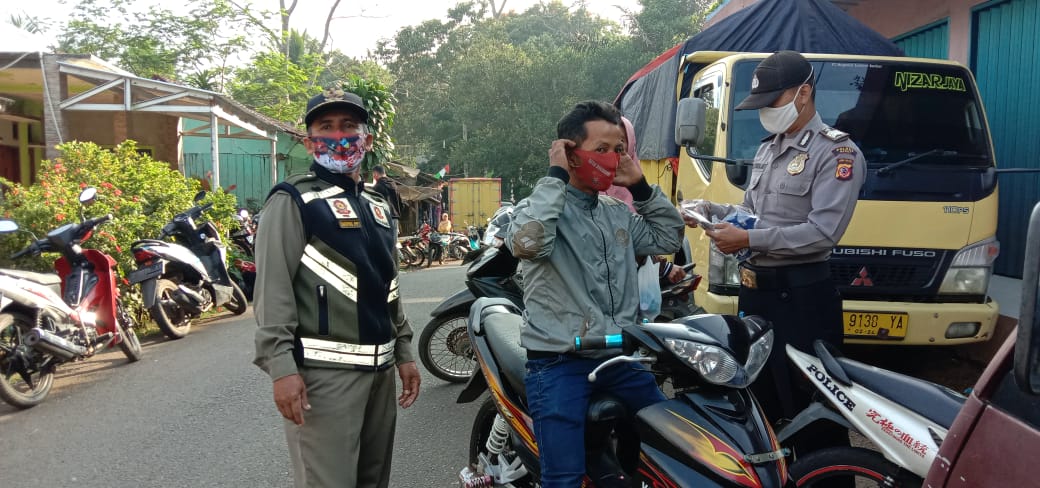 Kendalikan Covid-19  Polres Garut Polda Jabar, Gencar Operasi Yustisi di Pasar Rancabuaya Kecamatan Caringin