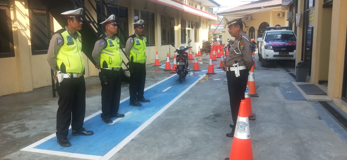 Personil Satlantas Polres Tanjung Balai Bagi - Bagi Bunga dan Coklat Untuk Pengendara