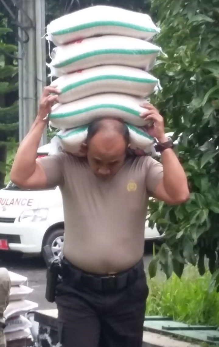 Personel Polresta Bandung Polda Jabar, Bantu Angkut Beras Untuk Warga Terdampak Covid-19