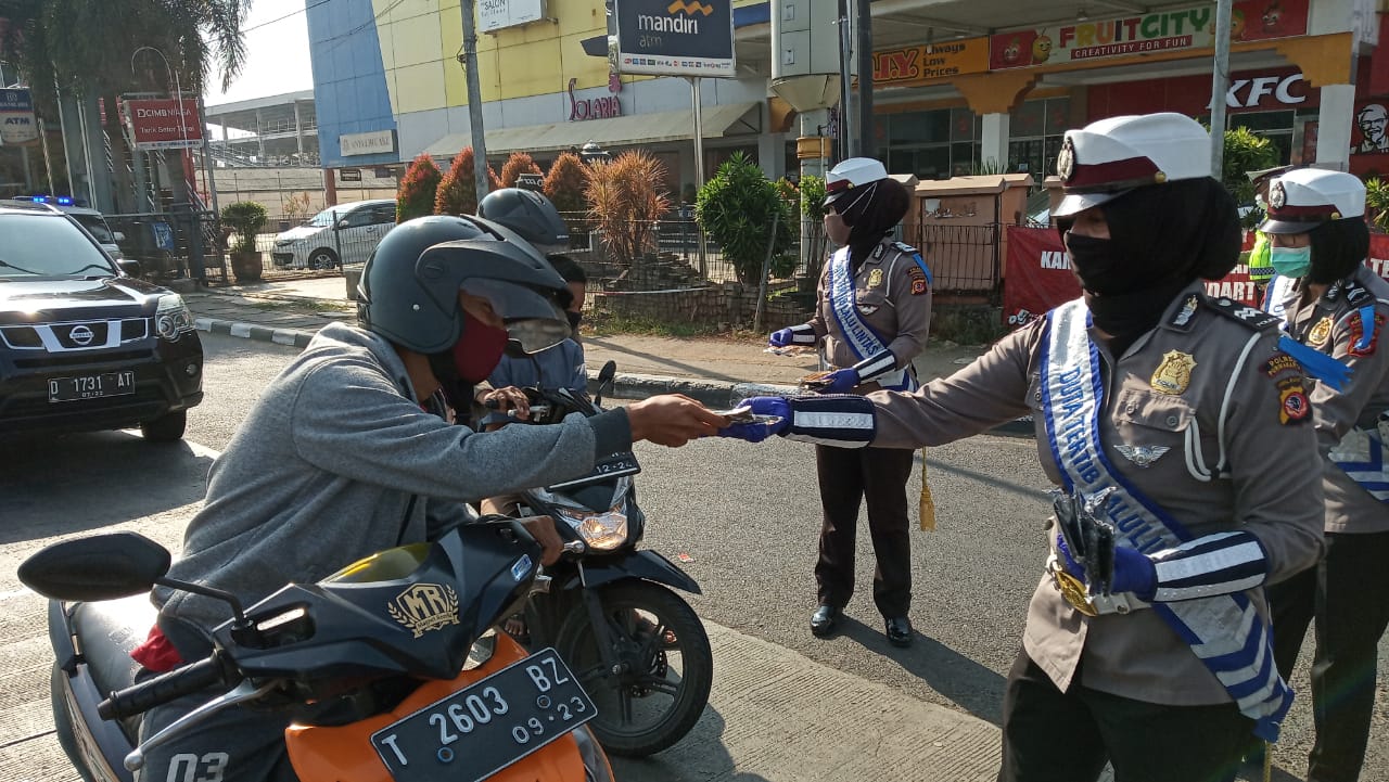 Gelar Patuh Lodaya 2020, Polres Purwakarta Bagikan Masker