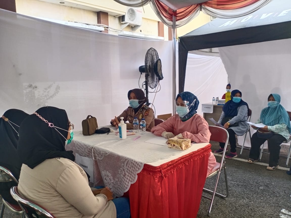 Purnawirawan dan Warakawuri Vaksinasi di Mapolres Karawang Polda Jabar