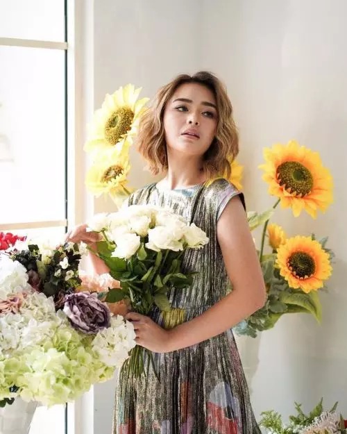 Berfoto dengan Bunga, Amanda Manopo Nampak Lebih Cantik