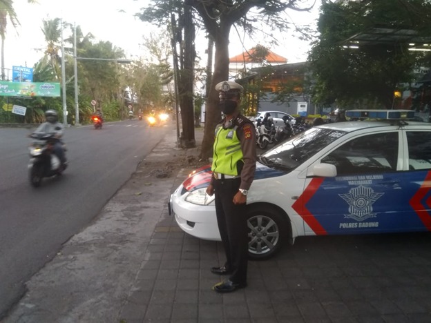 Simpang Pengubengan Pagi Hari Arus Lalin Lancar Karena Upaya Petugas