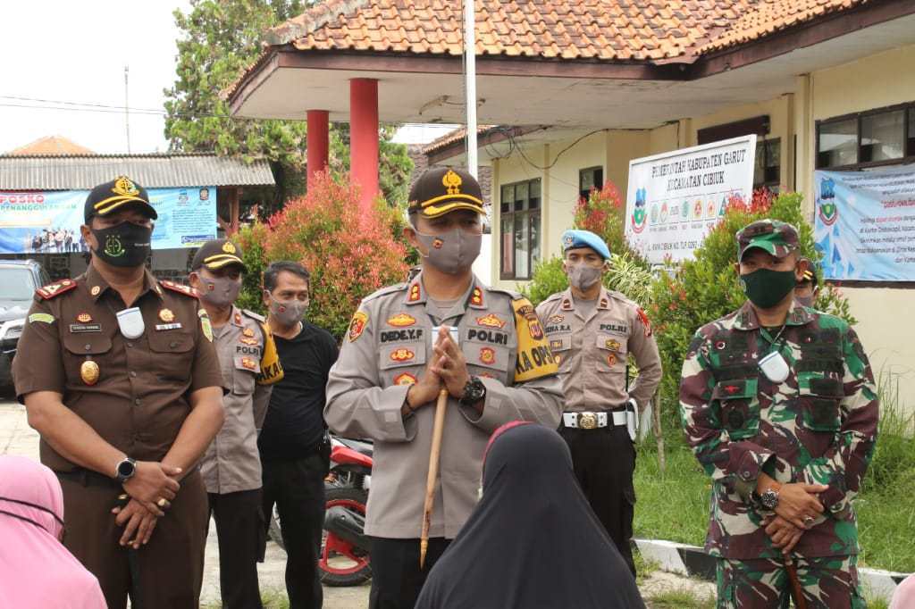 Forkopimda Kabupaten Garut Membagikan Sembako 100 Paket di Pimpin Langsung Kapolres Garut