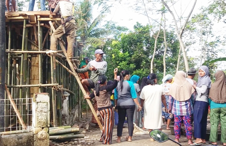 Warga Ciheulang Cilulu Renovasi Balai Pertemuan