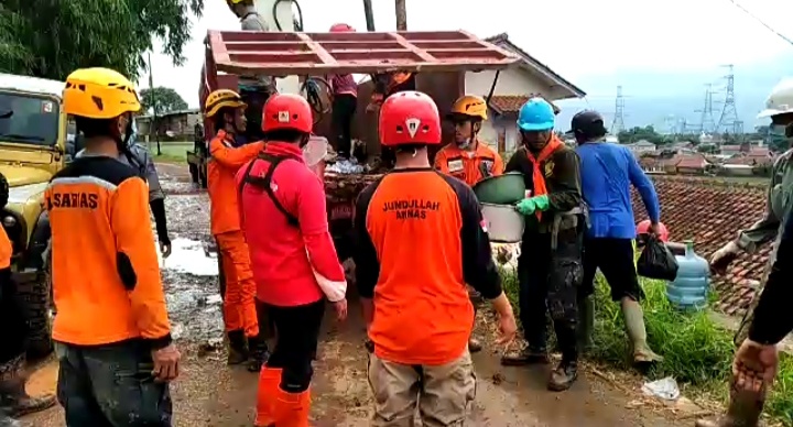Jundullah Annas Bantu Penanganan Longsor di Cimanggung Kabupaten Sumedang