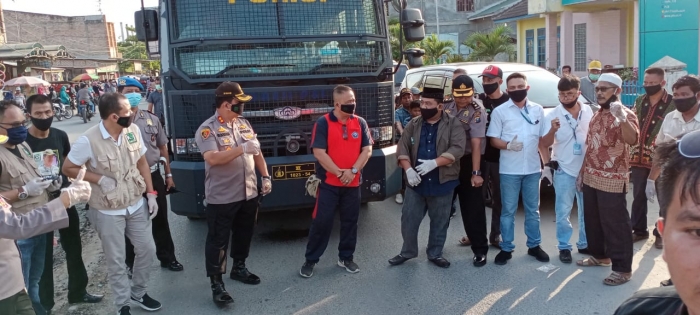Kapolres Batu Bara AKBP H. Ikhwan Lubis.SH.MH, Memimpin langsung Bagi-Bagi Masker Gratis Dan Penyemprotan Disinfektan Di Tanjung Tiram