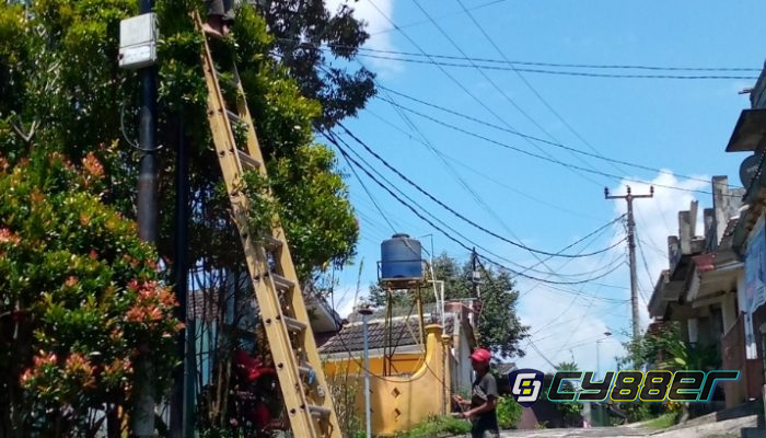 Tiang Pemasangan Kabel Internet Semrawut, Aturan nya Gimana Sih