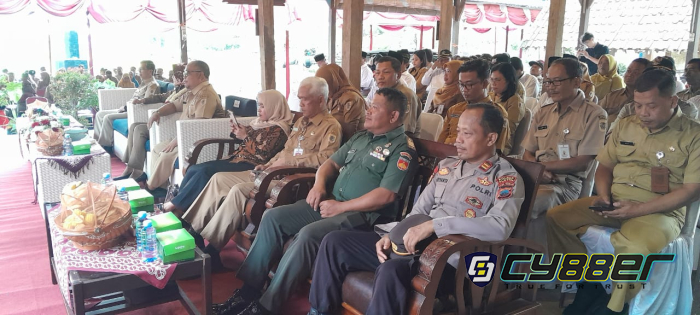 Bupati Klaten Serahkan Perdes APBDes 2025 ke 16 Desa di Kecamatan Prambanan