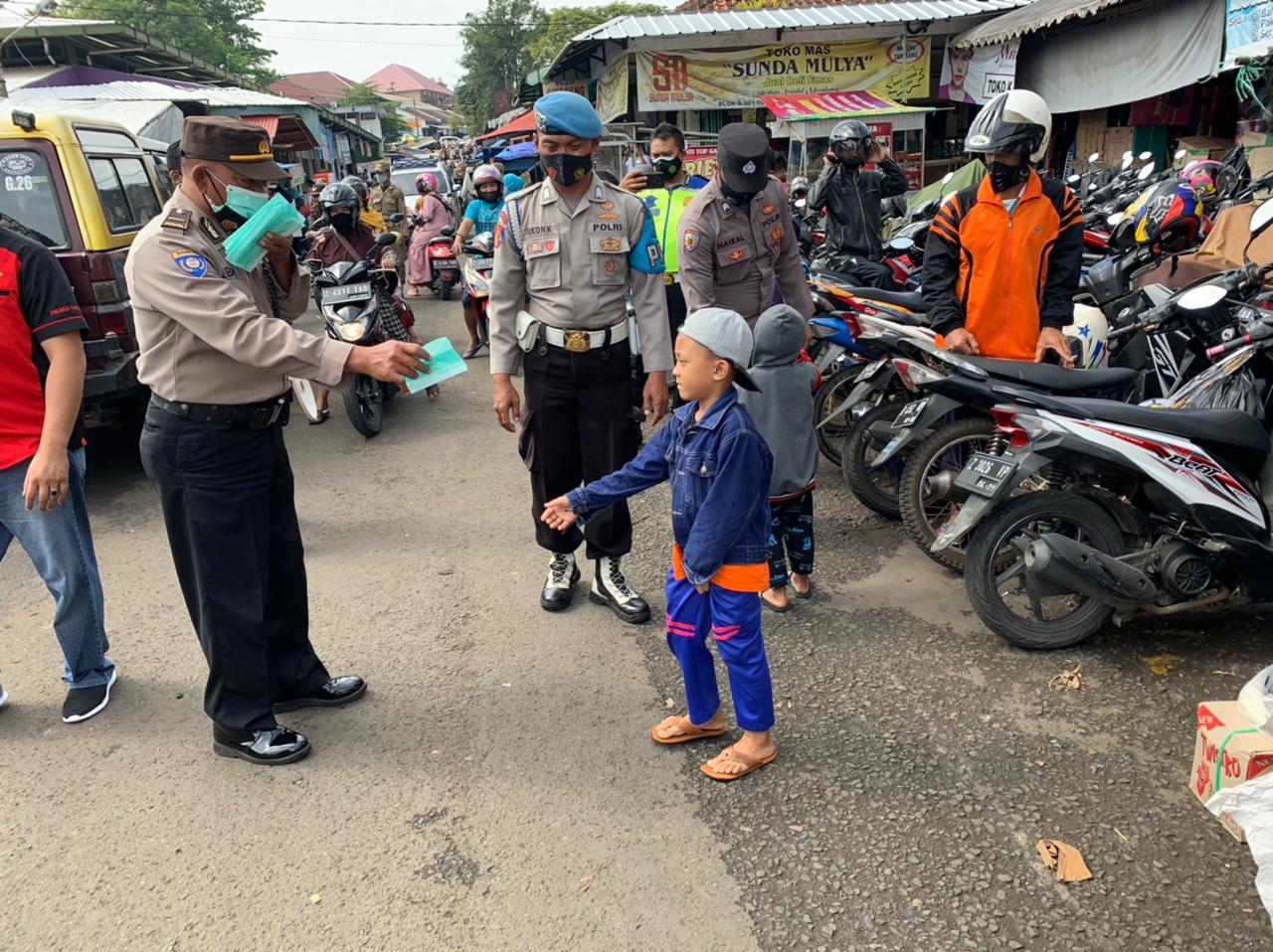 Polres Ciamis Membagikan Masker dan Hansanitizer Gratis kepada Warga Masyarakat