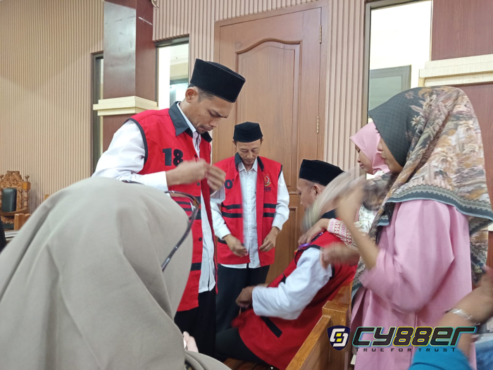 Tangis Keluarga Pecah di PN Purwokerto, Tiga Terdakwa Kasus Tambang Pancurendang Dituntut 1 Tahun Penjara