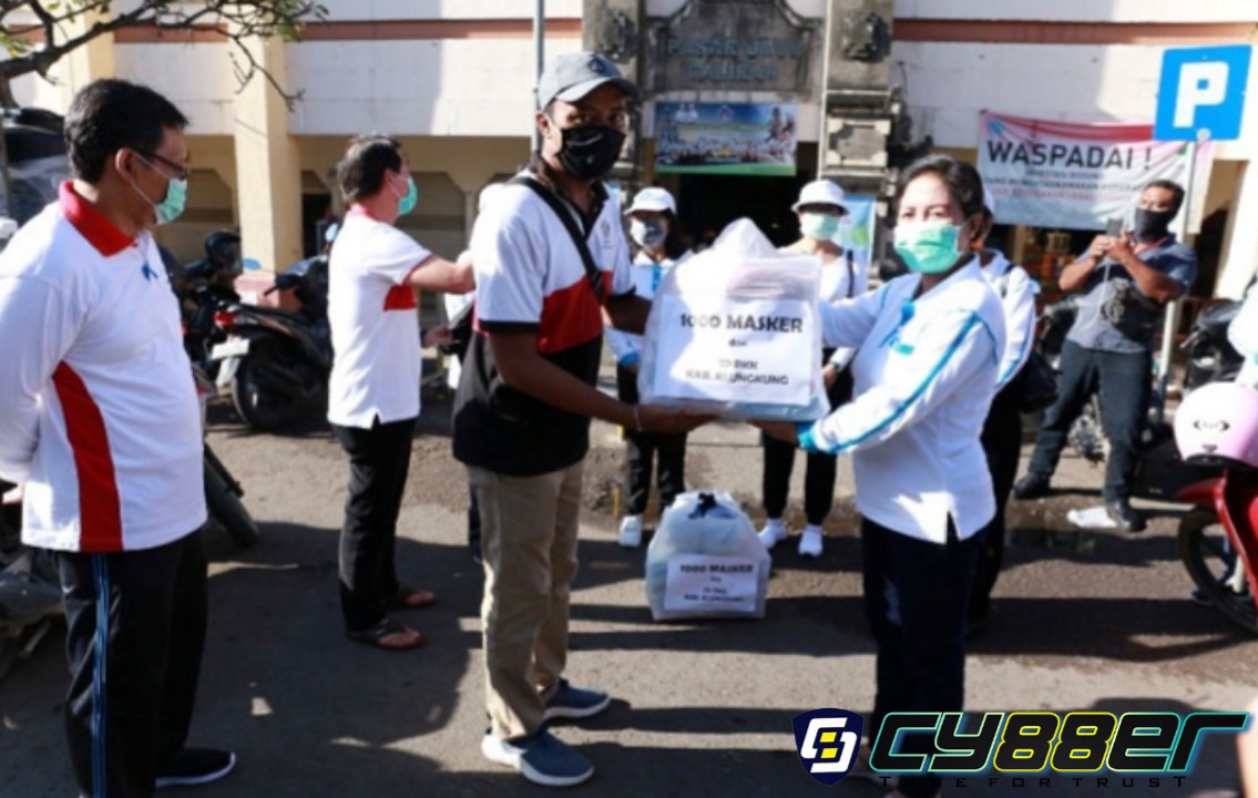 Bupati Suwirta Bagikan 1.000 Masker di Pasar Umum Galiran