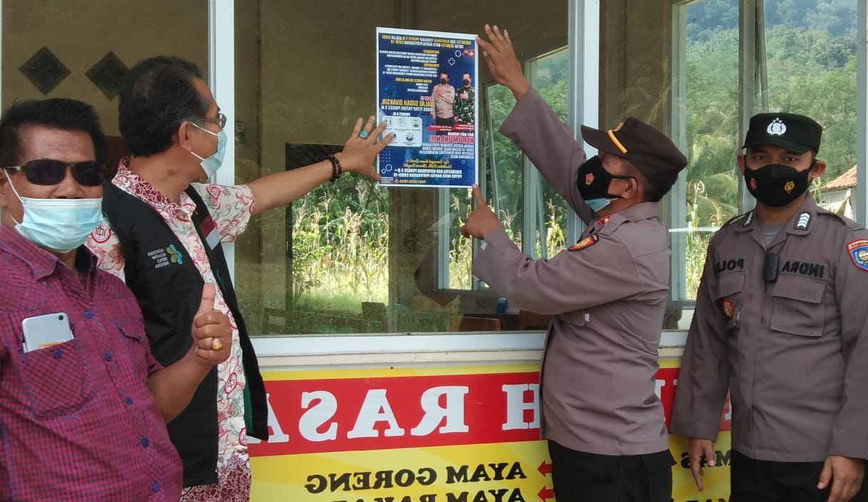 Imbau Masyarakat Patuhi Prokes, Ratusan Stiker di Pasang Polsek Banjarharjo