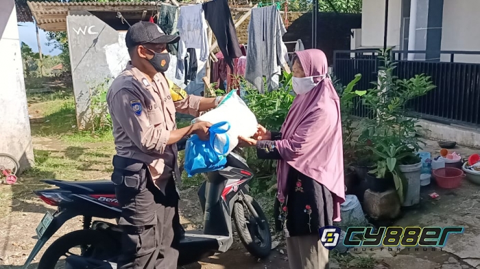 PPKM Darurat, Polri Terus Bagikan Sembako Kepada Masyarakat