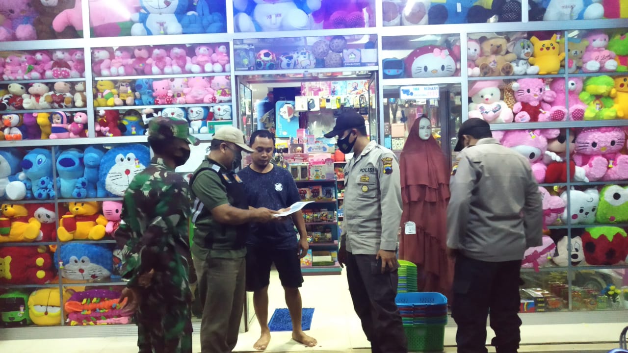 Aparat Koramil, Polsek dan Satpol PP Dayeuhluhur Sosialisasikan Surat Edaran Bupati Tentang Pembatasan Jam Buka Usaha