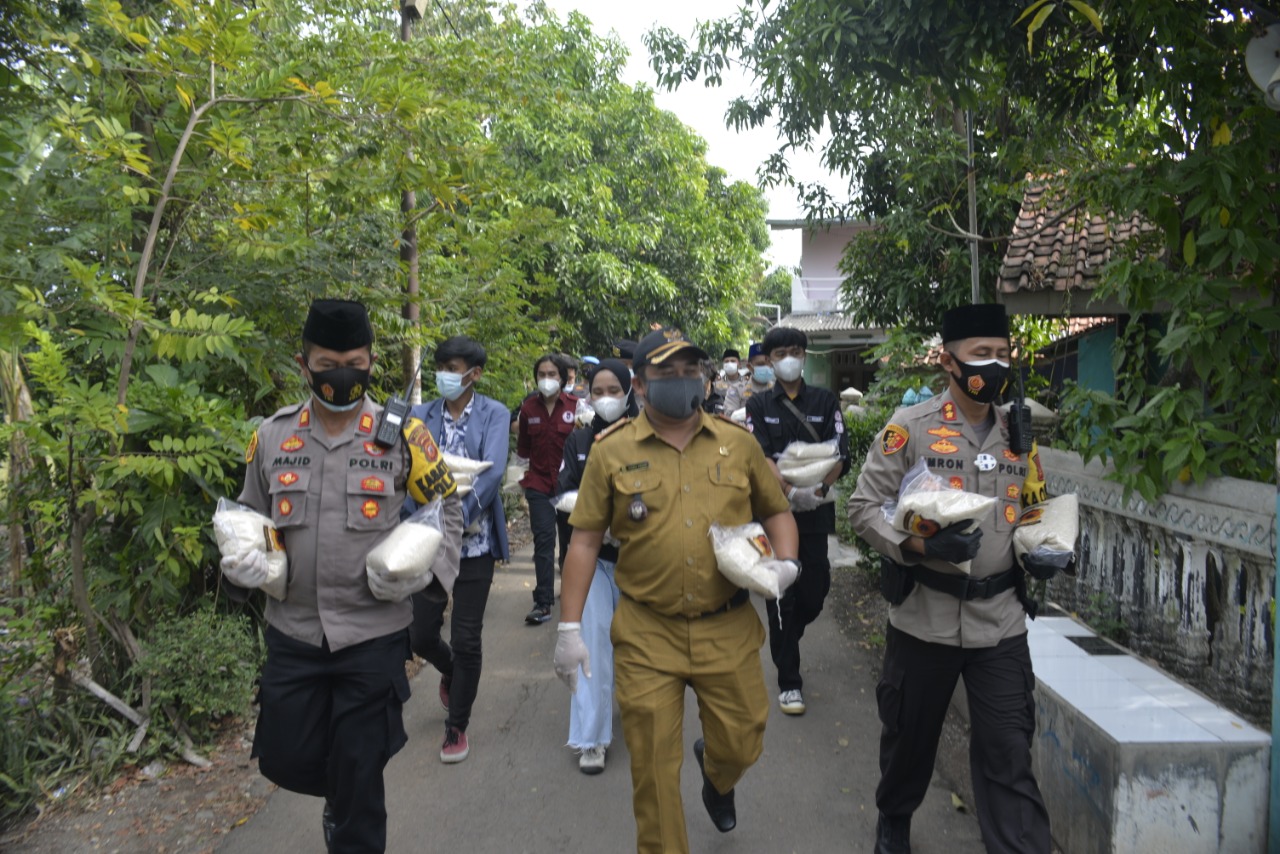 Berbagi Kasih, Kapolres Cirebon Kota Bagikan Beras Kepada Warga Pasindangan
