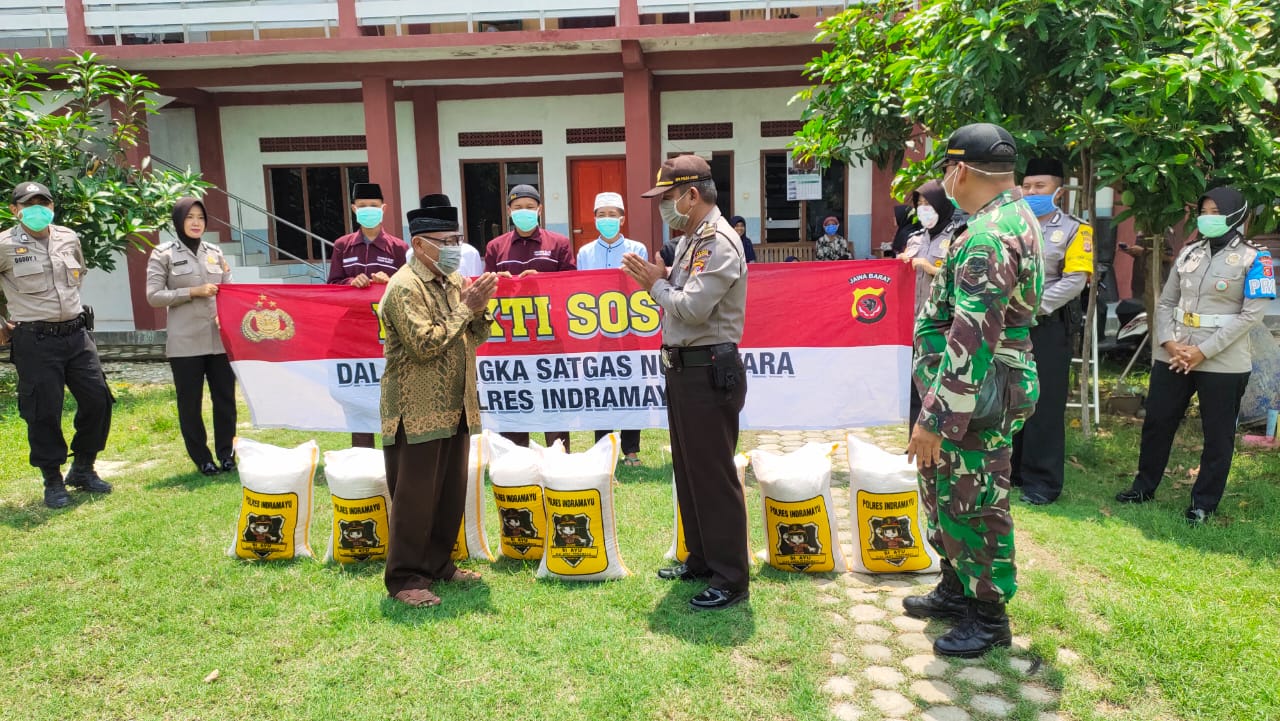 Kapolres Indramayu Luncurkan Dua Ton Beras Untuk Enam Pondok Pesantren 
