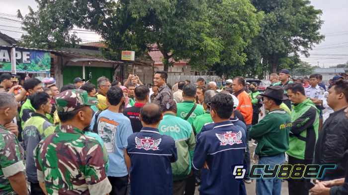 Danramil 01/Kota Klaten Bersama Babinsa Amankan Sosialisasi Penetapan Titik Pick Up Ojek Online di Stasiun Klaten