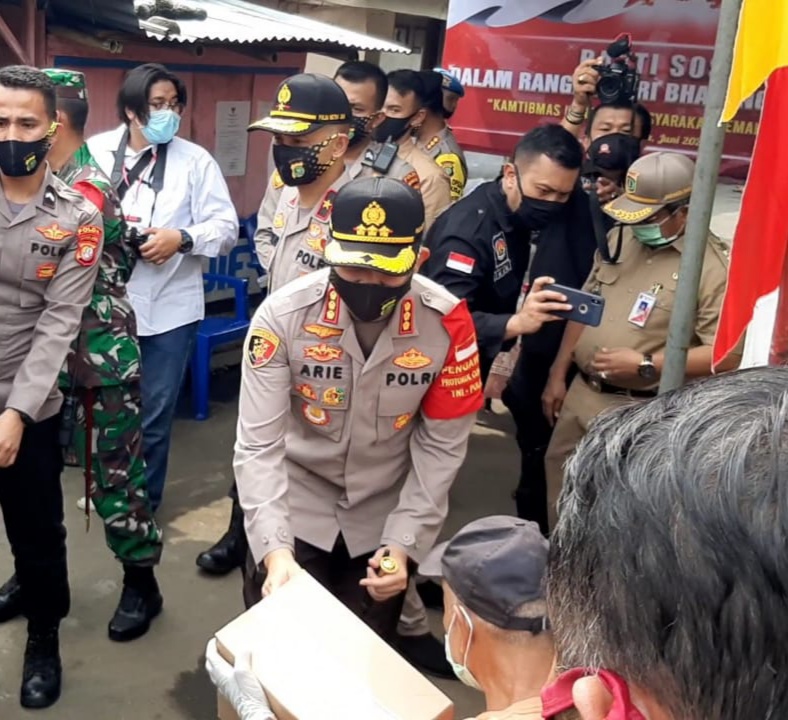 Kapolsek Jatinegara Didampingi Kapolres Jaktim Serahkan Bantuan Paket Sembako 600 Paket kepada Warga Cipinang Muara