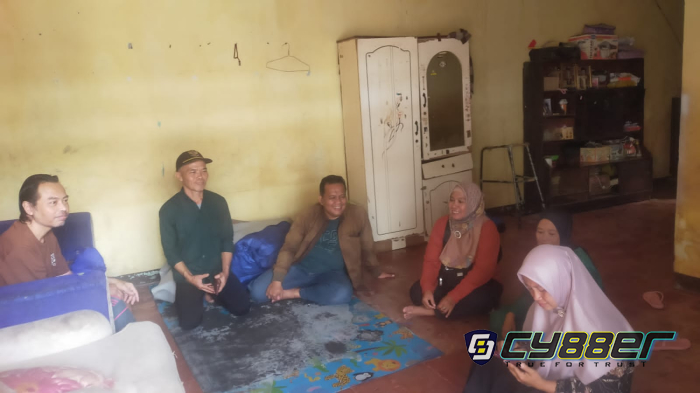 Kunjungan Ketua RW 03 ke Rumah Warga yang Sedang Sakit