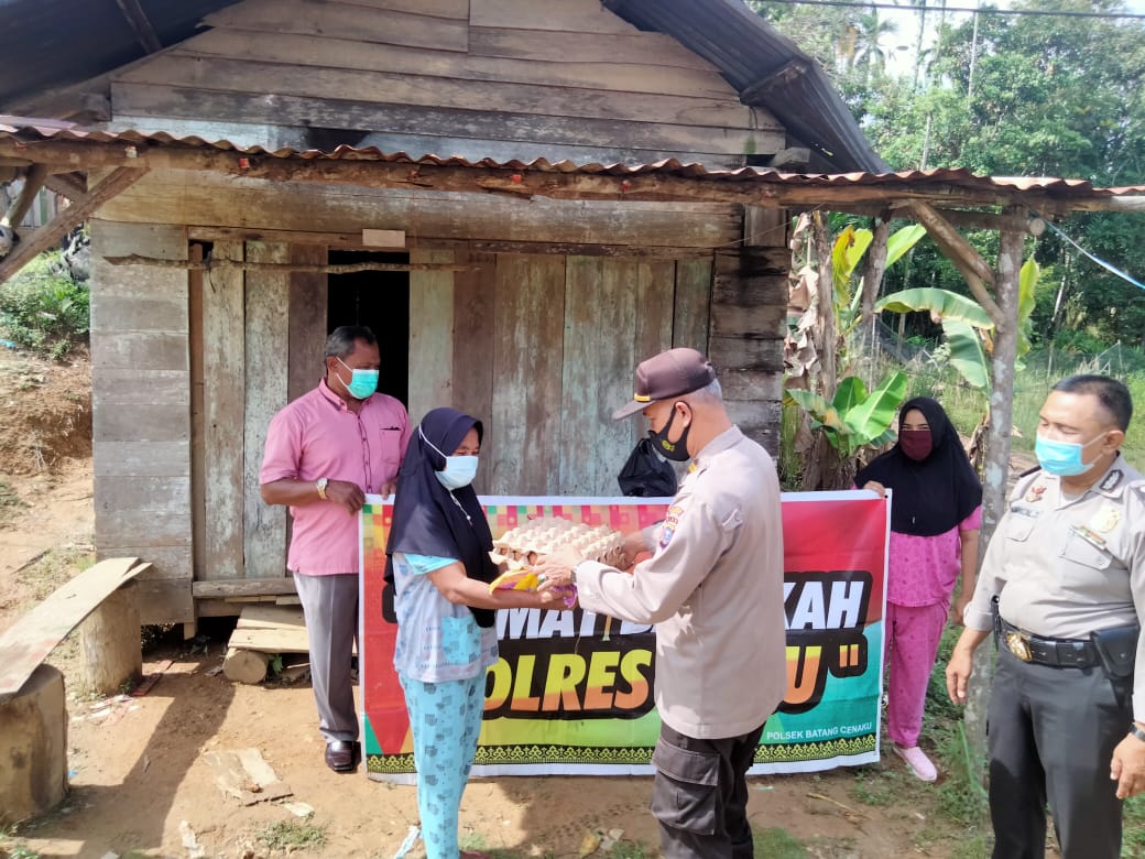 Jumat Barokah di Bulan Ramadhan, Polsek Batang Cenaku Santuni Warga Manula