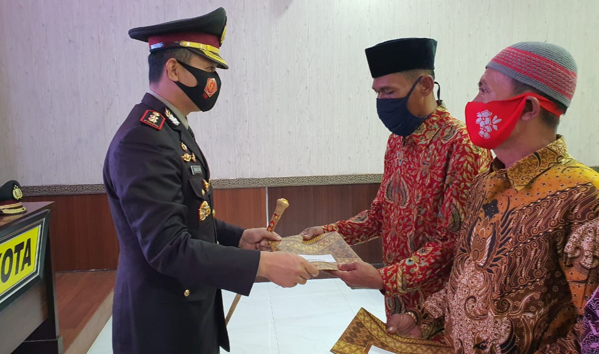 Polres Cirebon Kota Beri Piagam Pada Masyarakat Yang Telah Membantu Kepolisian Menangkap Pelaku Kejahatan