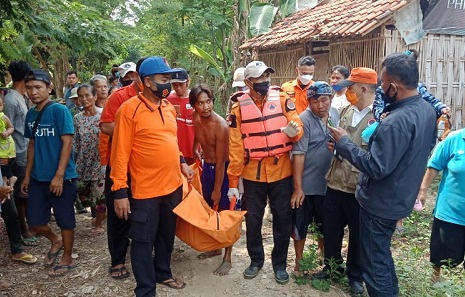Sat Polairud Polres Indramayu Evakuasi Korban Tenggelam di Sungai Cimanuk Lama